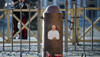 Benoît XVI: place Saint-Pierre, des fidèles attristés saluent 