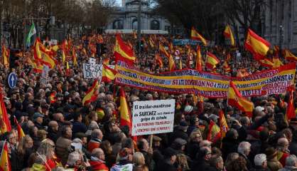 Espagne: grosse manifestation contre le gouvernement de gauche sur la question catalane