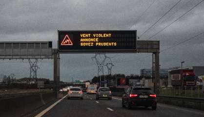 Les vents violents de la tempête Gérard perturbent le quart nord-ouest de la France