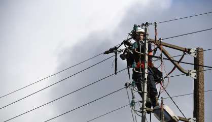 Vents violents: 75.000 clients privés d'électricité et trains perturbés dans l'Ouest