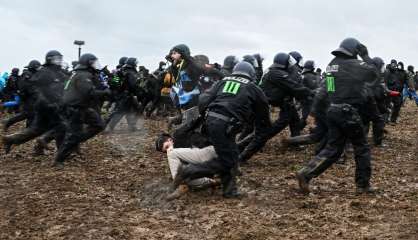 Allemagne: échauffourées au bord d'une vaste mine de charbon entre manifestants et police