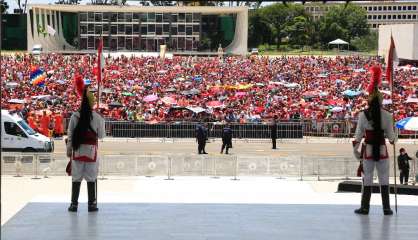 Marée rouge de partisans de Lula à Brasilia, avant son investiture