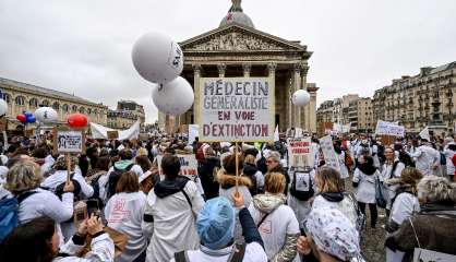 Des milliers de généralistes manifestent pour défendre une médecine libérale 