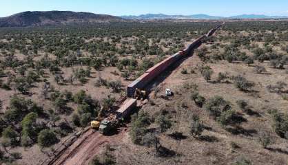 En Arizona, le mur de conteneurs à la frontière avec le Mexique en cours de démantèlement