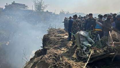 Un avion avec 72 personnes à bord s'écrase au Népal