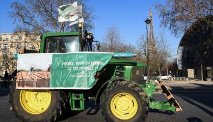 Des tracteurs défilent à Paris contre les restrictions des pesticides