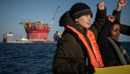 Deux militants de Greenpeace de plus sur un navire de Shell en pleine mer