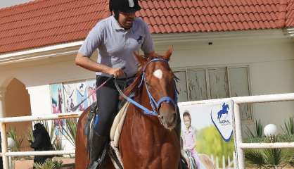 En Arabie saoudite, les jockeys aveugles sautent les obstacles