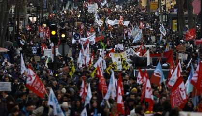 Retraites: à Paris, des forces de l'ordre discrètes et des débordements encore contenus