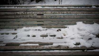 Sur des murs et des bancs: à Moscou, de silencieux appels à la paix