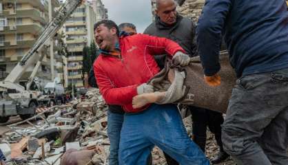 Turquie et Syrie: course contre le temps et le froid pour aider les rescapés 