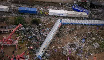 Grèce: opérations de secours difficiles après une collision frontale meurtrière entre deux trains