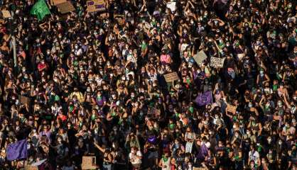 Les femmes manifestent pour leurs droits, menacés à travers le monde