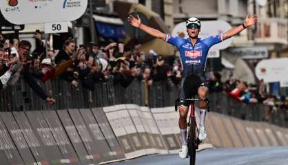 Mathieu van der Poel remporte Milan-Sanremo, 62 ans après son grand-père Raymond Poulidor