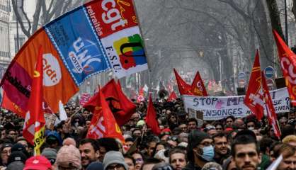 Retraites: Macron renâcle à recevoir les syndicats, vote attendu sur le report de l'âge au Sénat