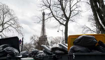 A Paris, capitale du tourisme mondial, on prend en photo les murs de poubelles