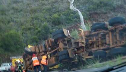 Camion renversé, circulation toujours interrompue au col de Mouirange