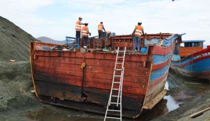 Deux « blue boats » en cours de déconstruction, à Nouméa