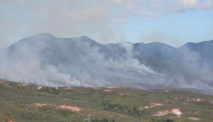 Vaste incendie à Yaté : plusieurs foyers sur 500 hectares