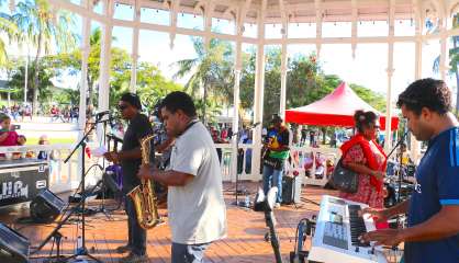 [Noumea] Concert et collecte de Lifou sur la place des Cocotiers