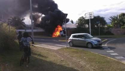 Une voiture en feu à Sainte-Marie