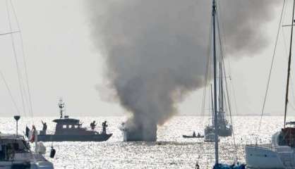 Bateau en feu à l'Orphelinat, des photos de l'intervention