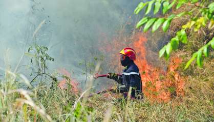 Plusieurs départs de feu signalés à Païta, deux hélicoptères de la sécurité civile engagés