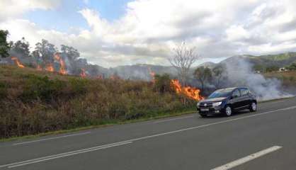 Feu de brousses en bordure de RT1 à La Foa