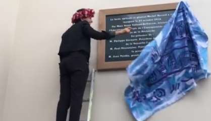 Najat Vallaud-Belkacem inaugure une plaque… perchée sur une échelle