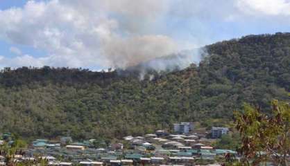 Le feu de brousses toujours actif à Dumbéa-sur-Mer