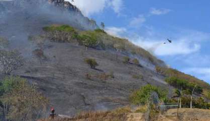 Dumbéa : Le feu au Pic aux chèvres