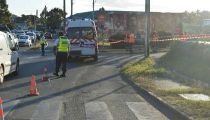 Voiture retournée à Nouméa : embouteillages rue Iekawe