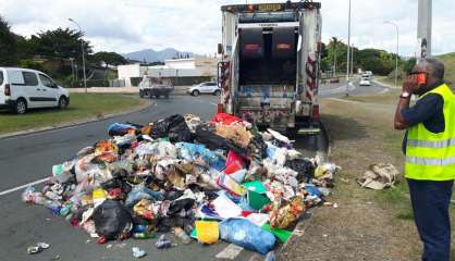 Des ordures sur rond-point de Magenta