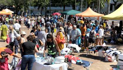 Le vide-greniers du Gratuit jusqu'à midi sur la place des Cocotiers