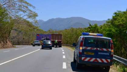 Un camion en panne au col de la Pirogue