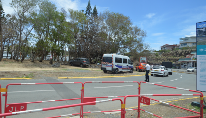 Une voiture finit sa route au milieu du rond-point de Magenta