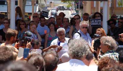 Un millier de personnes place des Cocotiers