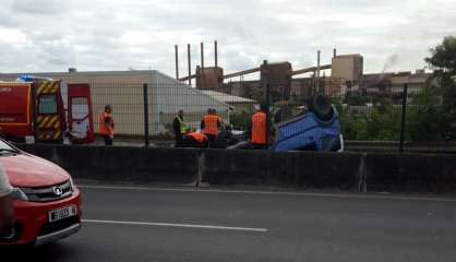 Une voiture sur le toit à l'entrée de Nouméa