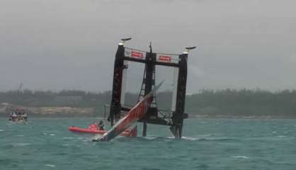 [VIDÉO] Coupe de l'America : Le bateau Team New Zealand chavire en beauté 