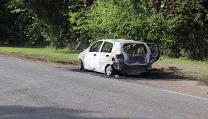 Une voiture brûlée à Plum