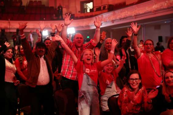 Elections néo-zélandaises: Ardern largement en tête selon les premiers résultats