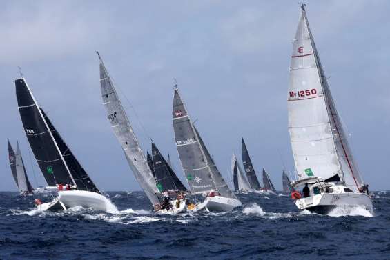 Voile: le bateau australien LawConnect en tête après le départ de la Sydney Hobart