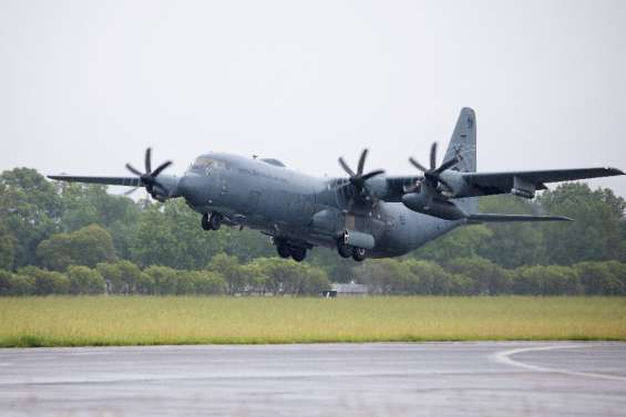 Les premiers avions d'aide d'urgence en route vers les Tonga 