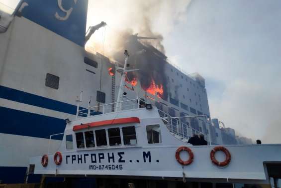 Grèce: un ferry italien toujours en feu, douze routiers portés disparus