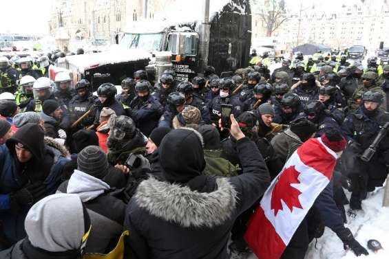 La tension monte à Ottawa entre la police et les derniers manifestants