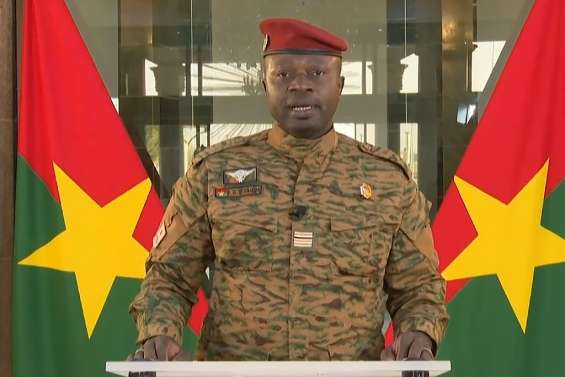 Le nouvel homme fort du Burkina issu d'un putsch investi président