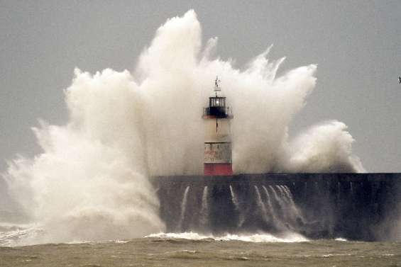 La tempête Eunice s'abat sur le Royaume-Uni, l'Europe en alerte