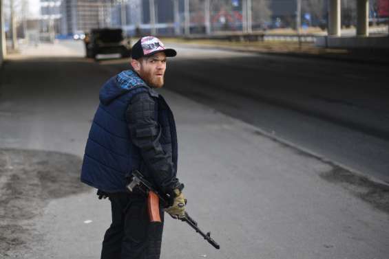 Armés du jour au lendemain, des civils à l'avant-poste pour défendre Kiev