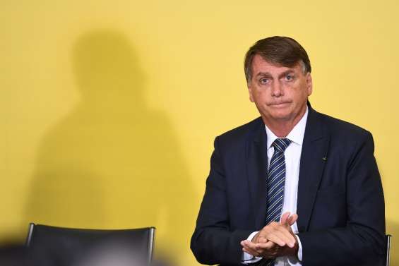 Brésil: le président Bolsonaro hospitalisé après un malaise