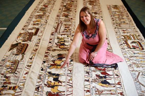 En Angleterre, une passionnée reproduit en taille réelle la tapisserie de Bayeux